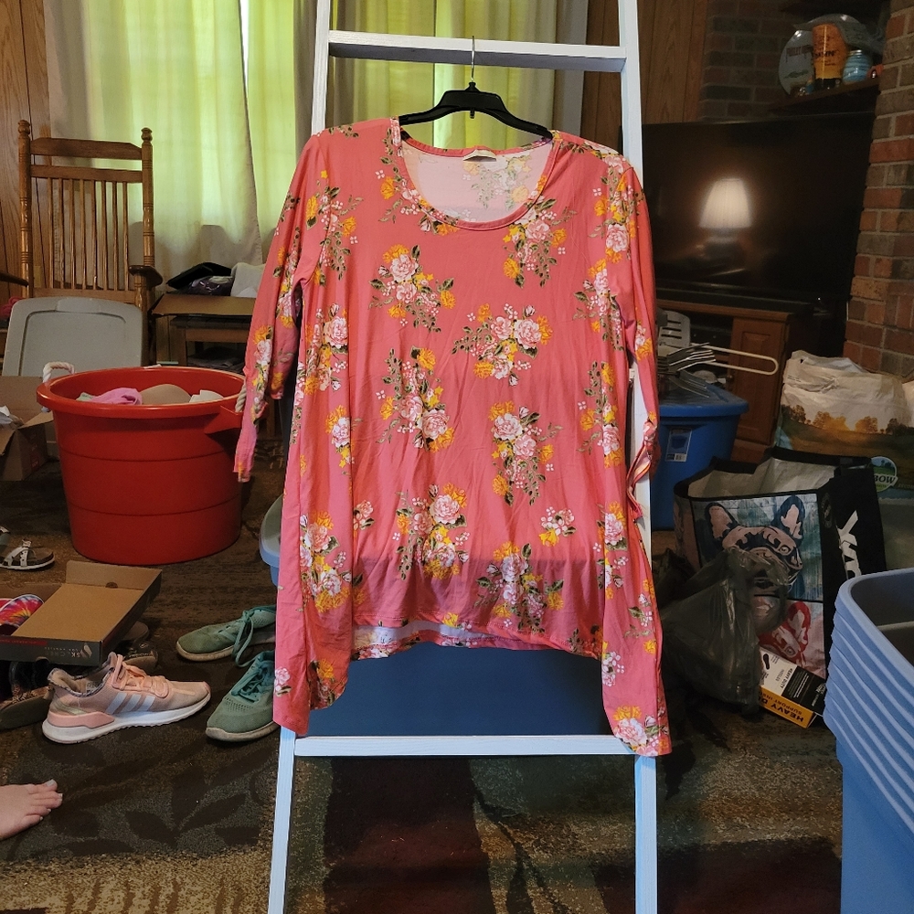 Coral floral top
